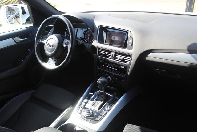 Audi Q5 2.0 TFSI Quattro Adrenalin Sport Adaptive cruise control/Parkeersensoren rondom/Dodehoek detectie/Stoelverwarming/Climate control/Bluetooth/Keyless/19'' Lichtmetalen velgen.