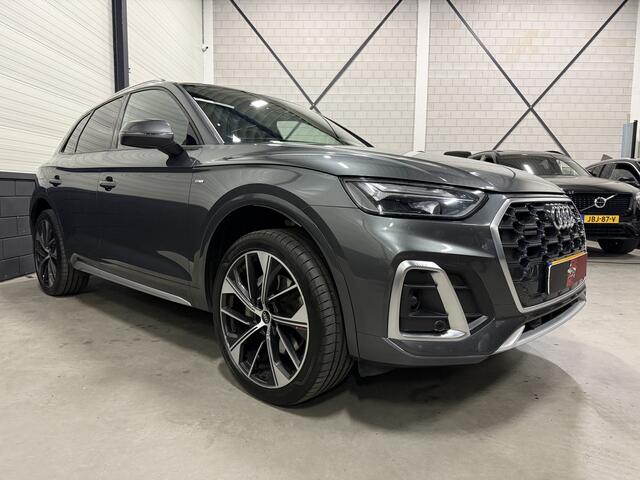 Audi Q5 50 TFSI e S-Line PANO/TREKHAAK/MASSAGE/ACC/KEYLESS/21"/CAMERA/CARPLAY/DONKERE HEMEL/STANDKACHEL/EL.A.KLEP/PRIVACY/DAYTONAGRAU/VOLLEDIG AUDI DEALER HISTORIE, NET OH BEURT GEHAD