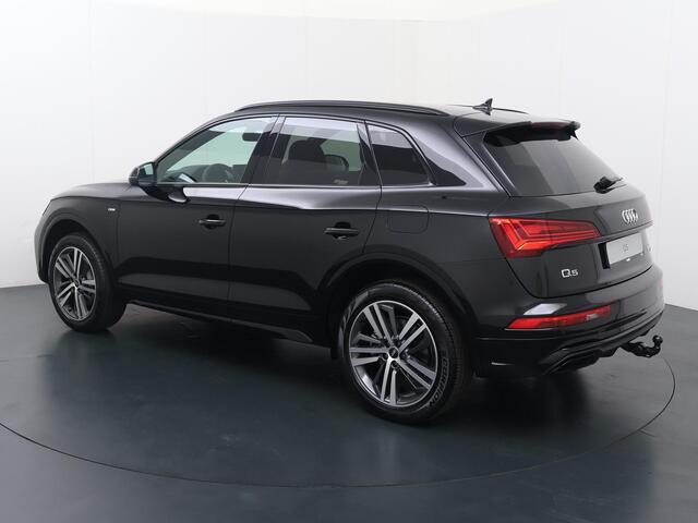 Audi Q5 S edition Competition 50 TFSI e 220 kW / 299 PK | Stoelverwarming | Trekhaak | Keyless Entry | LED | Adaptieve Cruise Control | Elektrische Stoel |