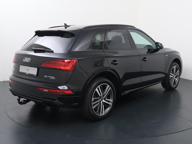Audi Q5 S edition Competition 50 TFSI e 220 kW / 299 PK | Stoelverwarming | Trekhaak | Keyless Entry | LED | Adaptieve Cruise Control | Elektrische Stoel |