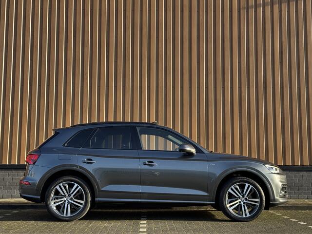 Audi Q5 3.0 TDI quattro Sport S Line Black Edition | 286 PK! | Panoramadak | Adaptieve Cruise Control | Lane Assist | Elektrische Trekhaak | Camera | DAB | Navigatie | 20" Lichtmetaal |
