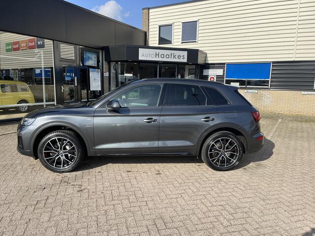 Audi Q5 50 TFSI e S edition Plug inn hybride. S- line uitvoering. Binnen en buiten. navi, pdc, sportstoelen etc.