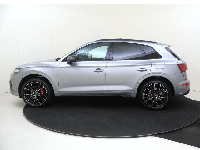 Audi Q5 55 TFSI e S edition Competition | Panoramadak | Trekhaak | Achteruitrijcamera | 3-zone airco | Dodehoek detectie | Keyless | LED matrix verlichting | Stoelverwarming |
