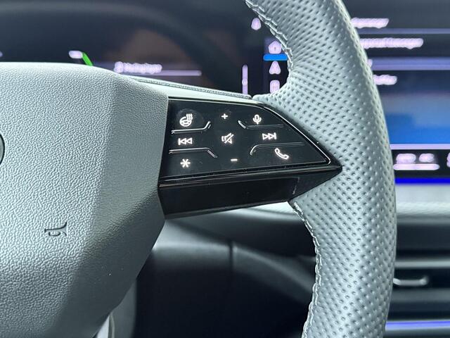 Audi Q5 S edition (B10) e-hybrid 220 kW / 299 PK SUV 7 ve | Luchtvering | Trekhaak | Panoramadak | Stoelverwarming voor + achter | Stuurwielverwarming | OLED Achter verlichting | Ambiente lichtpakket Pro |
