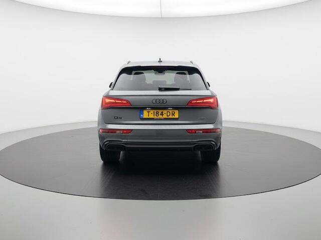 Audi Q5 50 TFSI e S edition 299PK S-tronic | 91% SOH | 2x S-line | Zwart optiek | Clima | Zwenkbare trekhaak | Adaptieve cruise | Rood sticksel |