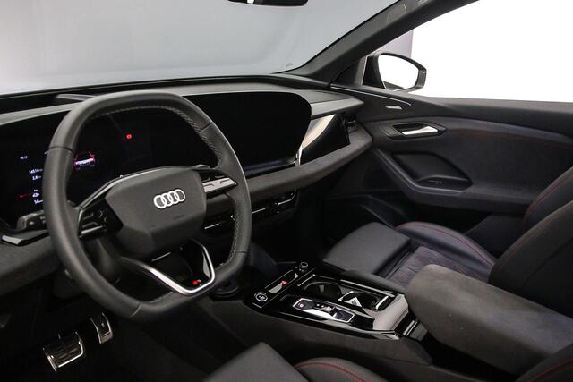 Audi Q6 e-tron S edition 100 kWh | Pano | Trekhaak | B&O | Bijrijdersscherm | Luchtvering | Matrix | MMI Pro |