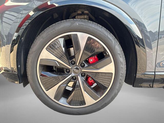 Audi Q6 Sportback e-tron S edition performance 100 kWh / 306pk · SOH 97,5% · Panoramadak · 360 Camera · Inklap. Trekhaak · Stuur- & Stoelverwarming · Elek. Voorstoelen + Geheugen & Massage · Garantie t/m 17-06-2030 of 100.000km