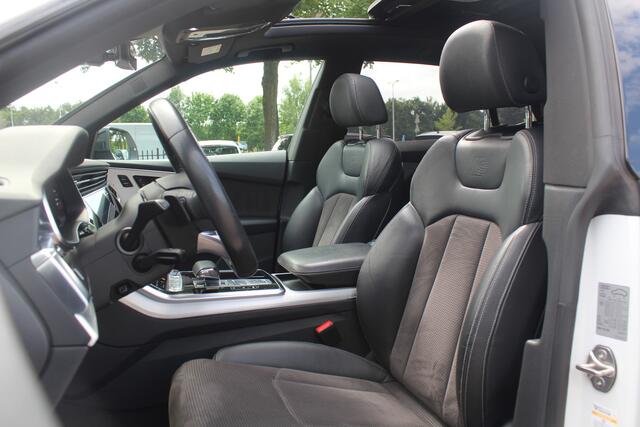 Audi Q8 55 TFSI quattro Pro Line Plus / Trekhaak / Panoramadak / 360Camera / Achterasbesturing / Softclose / 22'' / B&O / Sfeerverlichting / Dodehoek / DAB / Stoelverwarming / ACC