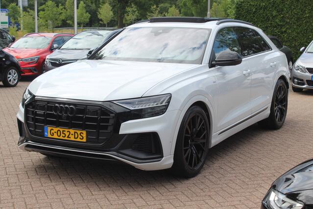 Audi Q8 55 TFSI quattro Pro Line Plus / Trekhaak / Panoramadak / 360Camera / Achterasbesturing / Softclose / 22'' / B&O / Sfeerverlichting / Dodehoek / DAB / Stoelverwarming / ACC