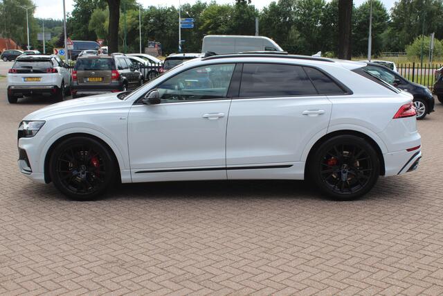 Audi Q8 55 TFSI quattro Pro Line Plus / Trekhaak / Panoramadak / 360Camera / Achterasbesturing / Softclose / 22'' / B&O / Sfeerverlichting / Dodehoek / DAB / Stoelverwarming / ACC