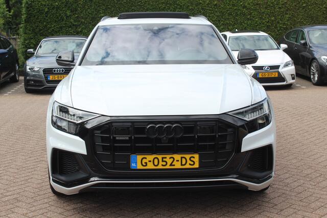Audi Q8 55 TFSI quattro Pro Line Plus / Trekhaak / Panoramadak / 360Camera / Achterasbesturing / Softclose / 22'' / B&O / Sfeerverlichting / Dodehoek / DAB / Stoelverwarming / ACC