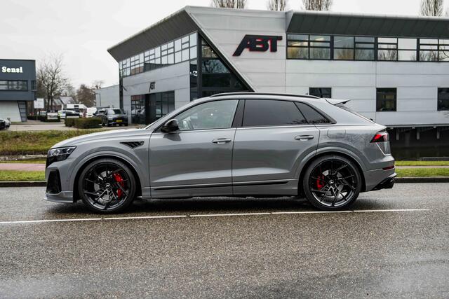 Audi Q8 60 TFSI e ABT Aero Competition | Audi Exclusive Nardogrijs | Advanced onderstel | Stoelventilatie + massagefunctie | Uitgebreid lederpakket | Carbon | Head up | B&O | Servosluiting