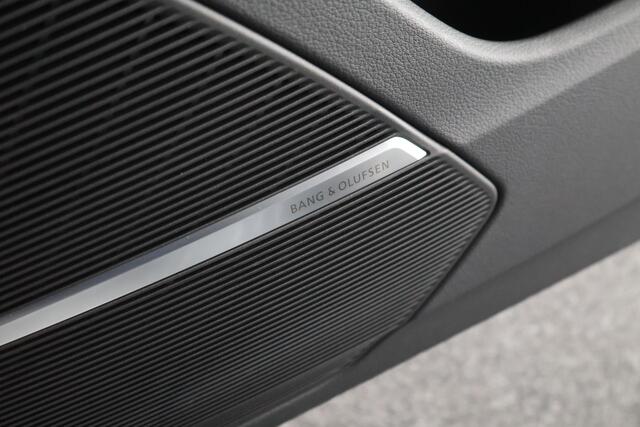 Audi Q8 60 TFSI e 462pk quattro Competition Matrix Panoramadak Trekhaak Memory Camera HUD Leder B&O Navigatie