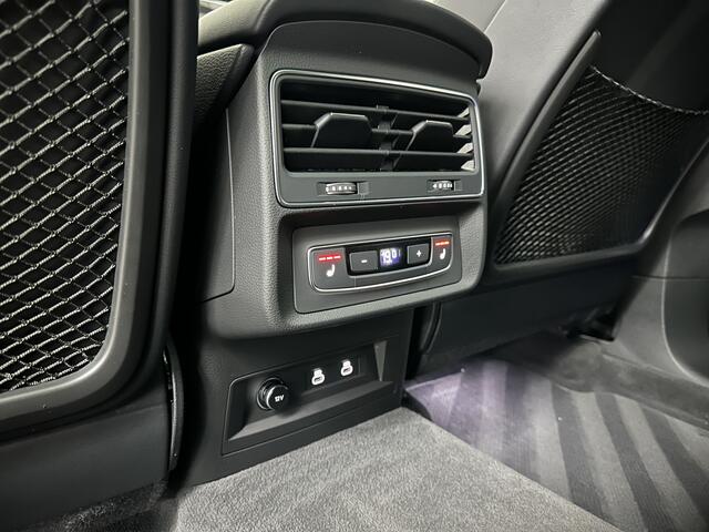 Audi Q8 60e 462PK Competition | #RS-Stoelen | Carbon | Panorama | ACC | 360 Camera | B&O Sound | Trekhaak | Matrix-LED | Sfeerverlichting | Memory | Stuurverwarming | Stoelverwarming V+A | Zonwering | ISO-Glas | Leder Dashboard | 3-Zone Clima | Carplay |