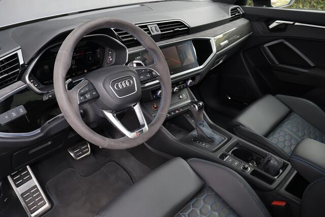 Audi RS Q3 TFSI 2.5 | SONOS AUDIO | CARPLAY | ADAPTIVE CRUISE CONTROL | PANORAMADAK | ELEK. TREKHAAK | RS BLUE DIAMOND LEATHER | AUDI EXCLUSIVE LAK | SPORTUITLAAT | 360GR CAMERA'S ETC. Q3 RSQ3