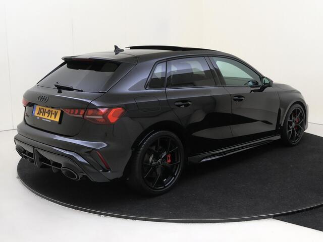 Audi RS3 2.5 TFSI quattro | Panoramadak | RS-schaalstoelen | Head-op display | RS-sportuitlaat | SONOS audio | Parkeerassistent | Dodehoek detectie |