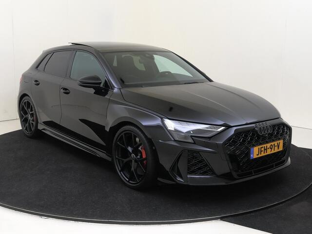 Audi RS3 2.5 TFSI quattro | Panoramadak | RS-schaalstoelen | Head-op display | RS-sportuitlaat | SONOS audio | Parkeerassistent | Dodehoek detectie |