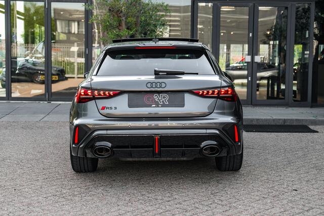 Audi RS3 Sportback 2.5 TFSI 400pk quattro | RS Keramische remmen | RS schaalstoelen | Carbon exterieur | Panoramadak | SONOS | Head-up | Assistentiepakket Rijden en Parkeren Plus