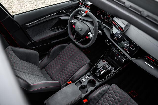 Audi RS3 Sportback 2.5 TFSI 400pk quattro | RS Keramische remmen | RS schaalstoelen | Carbon exterieur | Panoramadak | SONOS | Head-up | Assistentiepakket Rijden en Parkeren Plus
