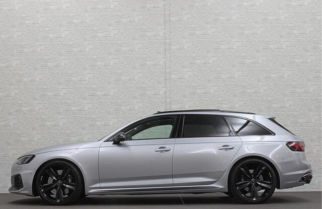Audi RS4 Avant 2.9 TFSI A4 Quattro | Carbon | Panorama | RS-Dynamic | ACC | 360 Camera | Matrix-LED | Keyless-Entry | Massage | 20 inch | Memory | Black-Optic | 3-Zone Clima | Tour-Pakket | Getint Glas | Sfeerverlichting | Autom. Parkeren | Virtual-Cockpit |
