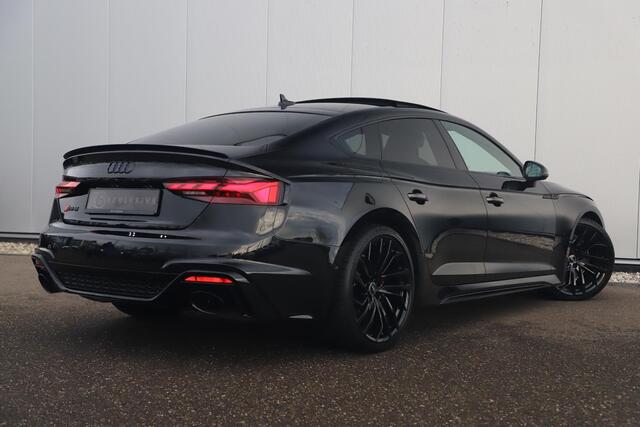 Audi RS5 Sportback 2.9 TFSI RS 5 Quattro 450PK Fabrieksgarantie Black Optic Virtual Cockpit Laser LED B&O HUD Panoramadak Nappa Leder Massage Carbon Inleg Alcantara Stuur 360 Camera Dealer Onderhouden 20 inch LMV Stuur & Stoelverwarming Dynamic Pack