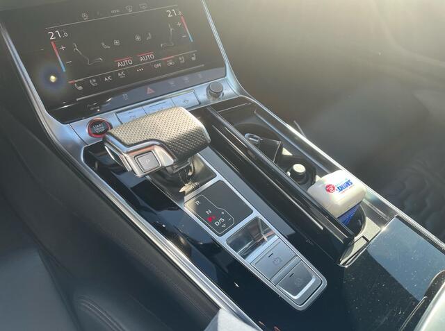 Audi RS6 Avant TFSI quattro / Trekhaak / Panoramadak / Keramisch / 360Camera / Head-up / Softclose / Standverwarming / B&O / Volleder / 22'' / Apple CarPlay / Achterasbesturing / Luchtvering / Dodehoek / DAB / ACC / St