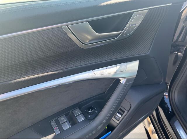 Audi RS6 Avant TFSI quattro / Trekhaak / Panoramadak / Keramisch / 360Camera / Head-up / Softclose / Standverwarming / B&O / Volleder / 22'' / Apple CarPlay / Achterasbesturing / Luchtvering / Dodehoek / DAB / ACC / St