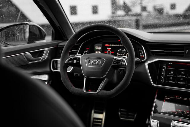 Audi RS6 Avant 4.0 TFSI 600pk quattro | Audi Exclusive | Dynamic plus | Keramische remmen | Design pakket rood | Alcantara hemel | Panorama dak | Assistentiepakket plus | B&O | Carbon interieur | HD Matrix Laser LED | Uitgebreid leder pakket | Servosluiting | Memo