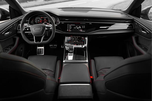 Audi RSQ8 ABT RSQ8-S 700PK | ABT HR23 Glossy Black | Dynamic plus | Carbon exterieur | Designo Mystic blauw (Audi Exclusive) | Keramische remmen | Panorama dak | alcantara hemel | RS Design pakket rood Assistentie pakket plus | Uitgebreid leder pakket | Head-up | M