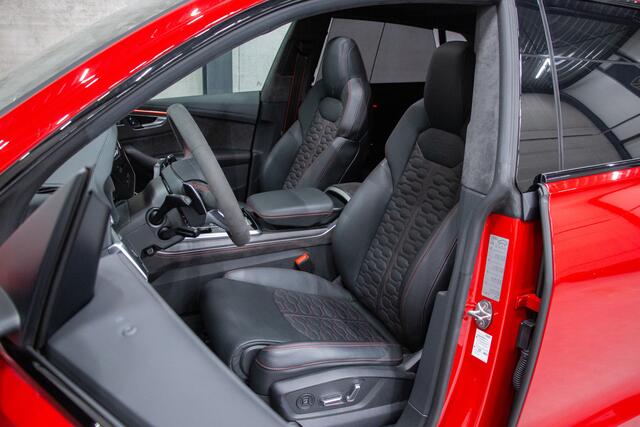 Audi RSQ8 4.0 TFSI 600PK | Keramische | Nachtzicht | B&O+ | 360 Cam | Lane & Side Assist | Pano | 23" | E.TH 3500kg | Achterasbesturing | Keyless | Head Up | Lederpack | Black Pack | Massage + Ventilatie | RS Dynamic + | Ventilatie | Apple & Android Carplay | Alcan