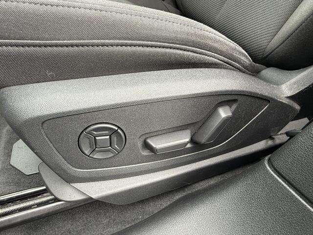 Audi e-tron BWJ 2021 55 quattro 408 PK Business edition 95 kWh TREKHAAK | NAVI | CLIMA | ADAPTIVE CRUISE | ELEKTRISCHE STOELEN | ELEKTRISCHE ACHTERKLEP | BLUETOOTH | PDC | LMV