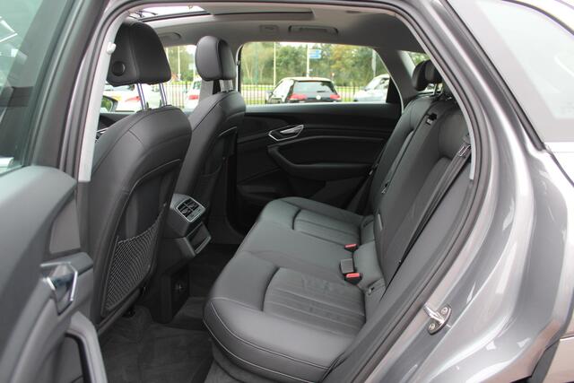 Audi e-tron e-tron 50 quattro Launch edition plus 71 kWh / Panoramadak / Luchtvering / ACC / Virtual Cockpit / 20'' / Navigatie / Leder