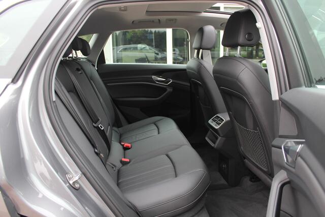 Audi e-tron e-tron 50 quattro Launch edition plus 71 kWh / Panoramadak / Luchtvering / ACC / Virtual Cockpit / 20'' / Navigatie / Leder