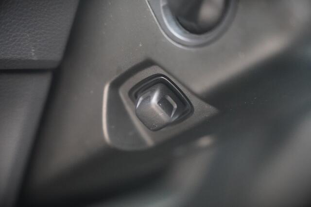 Audi e-tron e-tron 55 quattro advanced 95 kWh S-Line | Panoramadak | RS Seats | Bang & Olufsen | Stoelverwarming | Head-Up Display | 360 Camera | Matrix LED | Luchtvering | Memory Seat | Elektrisch Verstelbare Stoelen | B&O