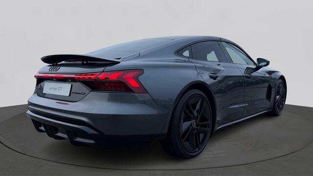 Audi e-tron GT quattro S e-tron GT 97kWh 592 2AT Automaat | Velgen, gegoten lichtmetaal 21" "5-dubbelspaak-Konkavmodule"-design | Optiekpakket zwart plus | Matrix-ledkoplampen met dynamische knipperlichten | Sportstoelen pro voorin | Designpakket rood