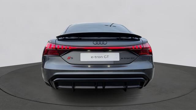 Audi e-tron GT quattro S e-tron GT 97kWh 592 2AT Automaat | Velgen, gegoten lichtmetaal 21" "5-dubbelspaak-Konkavmodule"-design | Optiekpakket zwart plus | Matrix-ledkoplampen met dynamische knipperlichten | Sportstoelen pro voorin | Designpakket rood