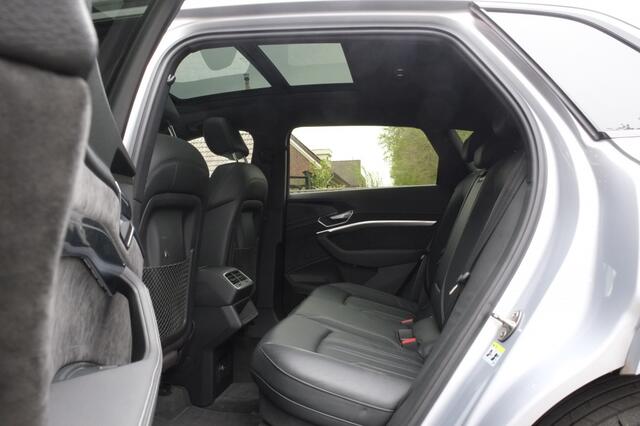 Audi e-tron 55 quattro | Panoramadak | Trekhaak | S-line | Leder | 360 camer