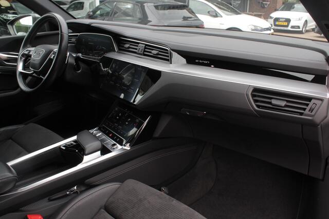 Audi e-tron e-tron 50 quattro Launch edition Black 71 kWh / Panoramadak / Camera / 20'' / Luchtvering / ACC / CarPlay / Navigatie / Stoelverwarming