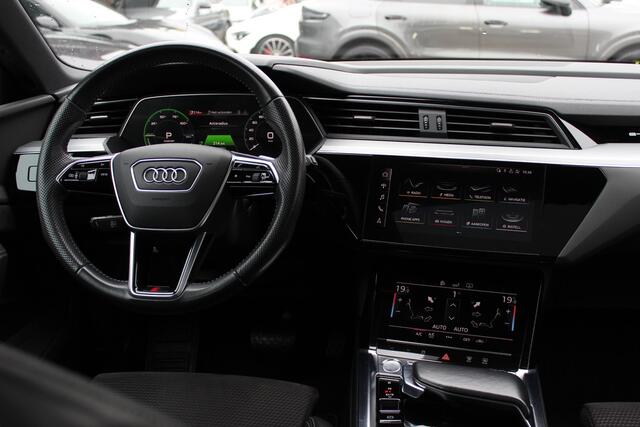 Audi e-tron 55 quattro S edition 95 kWh / SoH 96,4% / 50.665 km! / Trekhaak / Camera / Keyless / B&O / 21'' / Luchtvering / CarPlay / Stoelverwarming / DAB / ACC