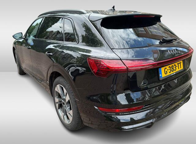 Audi e-tron e-tron 50 quattro Launch edition Black 71 kWh / Panoramadak / Camera / 20'' / Luchtvering / ACC / Navigatie / Stoelverwarming / DAB