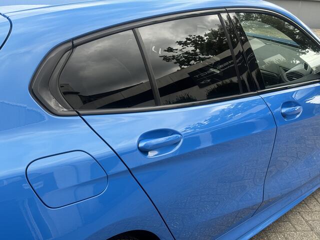 BMW 1-SERIE 118i High Exe M Pakket Panoramdak, Head-up, Adaptieve Cruise, DAB, trekhaak Comfort toegang .Neem contact op en we maken een afspraak!