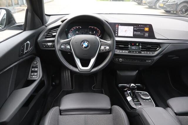 BMW 1-SERIE 118i Introduction Edition NL-Auto!! Pano I Stoelverwarming I Sfeerverlichting