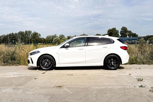 BMW 1-SERIE 118i High Executive Edition | M Sport | Stoelverwarming | Glazen Panoramadak |