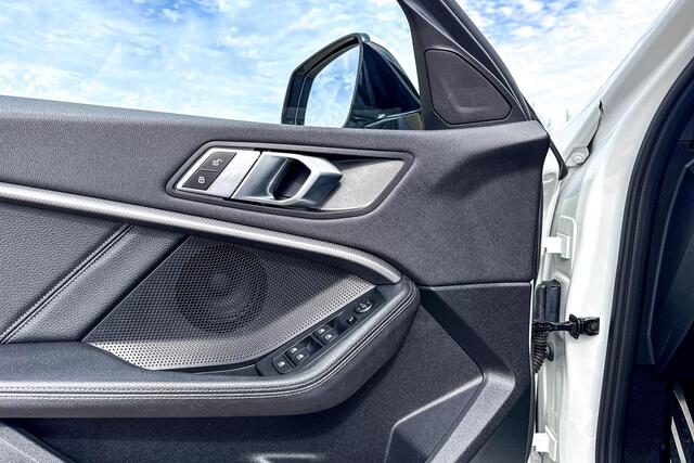 BMW 1-SERIE 118i High Executive Edition | M Sport | Stoelverwarming | Glazen Panoramadak |