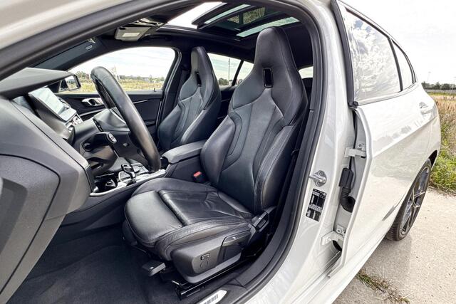 BMW 1-SERIE 118i High Executive Edition | M Sport | Stoelverwarming | Glazen Panoramadak |
