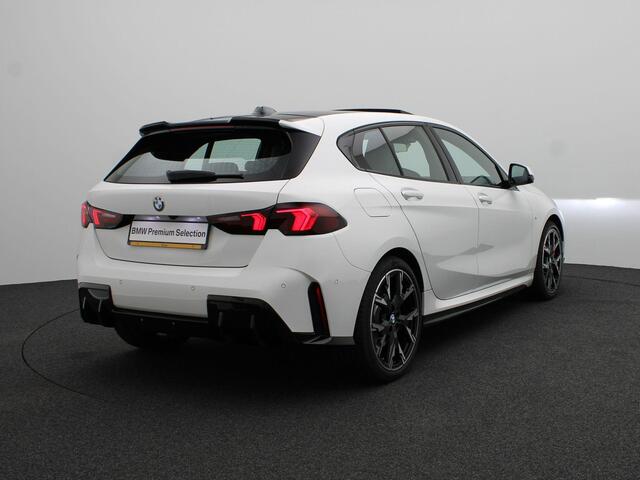 BMW 1-SERIE 120 M Sportpakket Pro | Innovation Pack | Panoramadak | Parking Assistant Plus | Head-Up Display | Harman Kardon | 19''