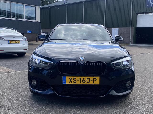 BMW 1-SERIE 118i Edition M Sport Shadow High Executive ORIGINEEL NEDERLANDSE AUTO MET NAP | VOLLEDIG LEDER + STOELVERWARMING| SCHUIFDAK | APPLE CARPLAY | XENON | RIJKLAAR MET 12 MAANDEN BOVAG GARANTIE!