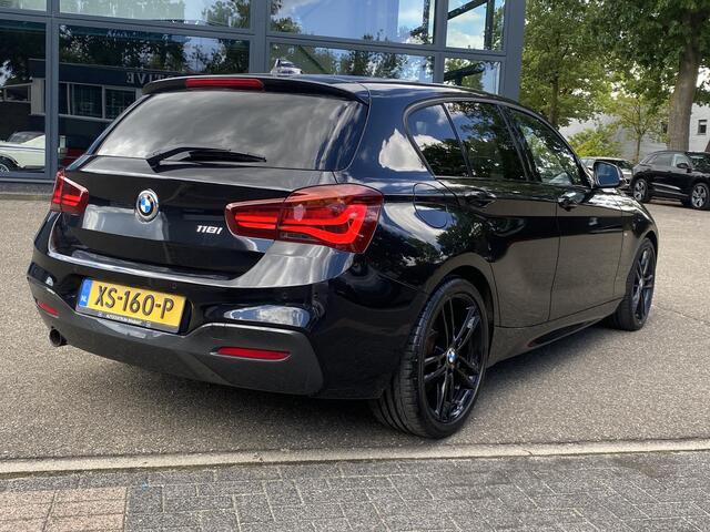 BMW 1-SERIE 118i Edition M Sport Shadow High Executive ORIGINEEL NEDERLANDSE AUTO MET NAP | VOLLEDIG LEDER + STOELVERWARMING| SCHUIFDAK | APPLE CARPLAY | XENON | RIJKLAAR MET 12 MAANDEN BOVAG GARANTIE!