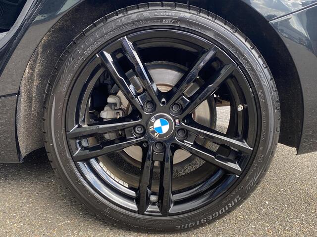 BMW 1-SERIE 118i Edition M Sport Shadow High Executive ORIGINEEL NEDERLANDSE AUTO MET NAP | VOLLEDIG LEDER + STOELVERWARMING| SCHUIFDAK | APPLE CARPLAY | XENON | RIJKLAAR MET 12 MAANDEN BOVAG GARANTIE!