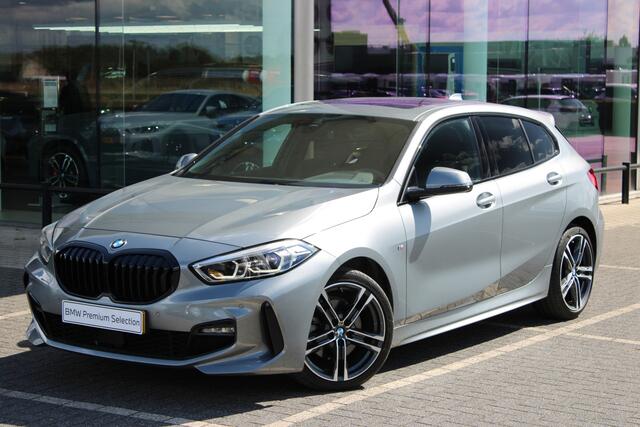 BMW 1-SERIE 118i High Executive M Sport automaat / Panoramadak / Sportstoelen / Comfort Access / LED / M Sportonderstel / Live Cockpit Professional